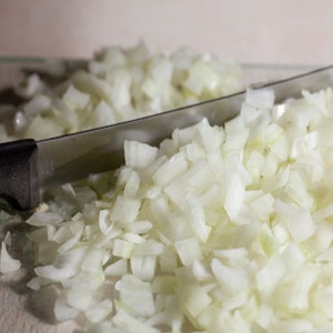 нарізану ріпчасту цибулю