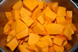 гарбуз нарізаємо на шматочки