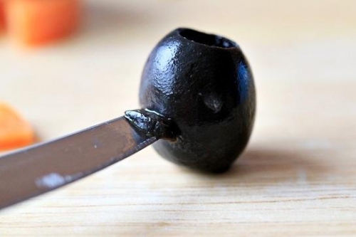 Робимо акуратний проріз для носика пингвинчика