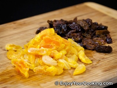 чорнослив і курога на дошці