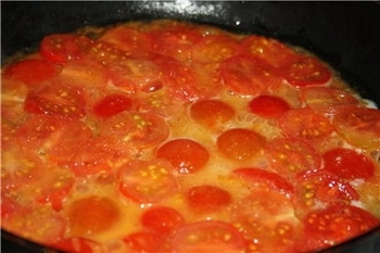 помідори в сковороді