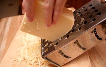 натираємо на тертку сир