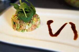 Салат з лососем і авокадо