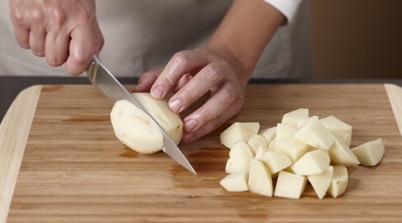 нарізану кубиками картоплю