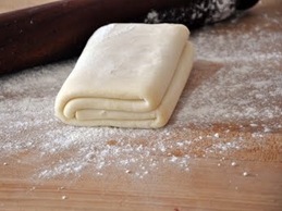 выкладываемслоеное дріжджове тісто остигати до кімнатної температури