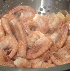 викладаємо креветки в друшляк