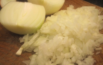 подрібнюємо цибулю