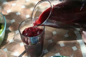 Сік з чорної смородини на зиму