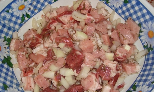 дрібно нарізаємо м'ясо і цибулю