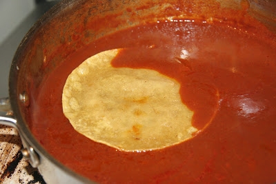 опускаємо коржі в соус