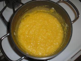 помішує кашу