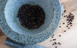 Подрібнюємо чорний перець горошком