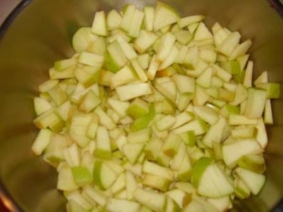 Нарізаємо на шматочки яблука