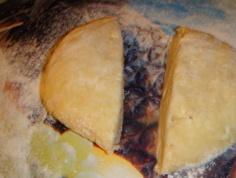 Ділимо тісто на дві рівні частини