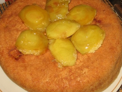 Шарлотка з карамелизованными яблуками