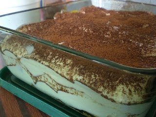 ставимо тірамісу без яєць в холодильник настоятися