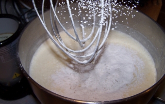 висипаємо борошно в яєчно-молочну суміш
