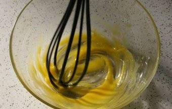 збиваємо курячий жовток