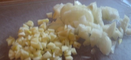 Подрібнюємо цибулю і часник