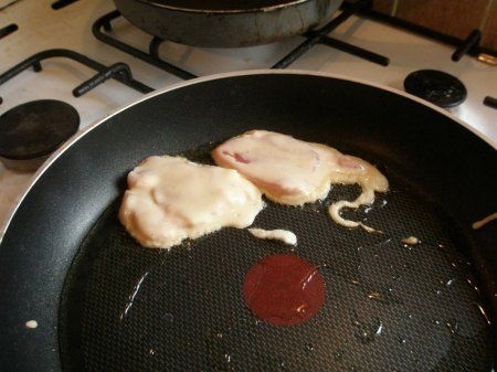 Смажимо свинину в клярі на сковороді