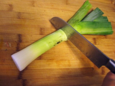 відрізаємо пір'я цибулі-пір