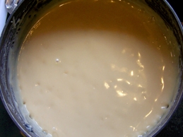 додаємо в цукровий сироп згущене молоко