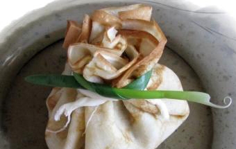 зав'язуємо млинець з начинкою зеленою цибулею