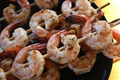 готові креветки перекладаємо на блюдо