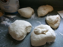 ділимо тісто на кілька шматочків