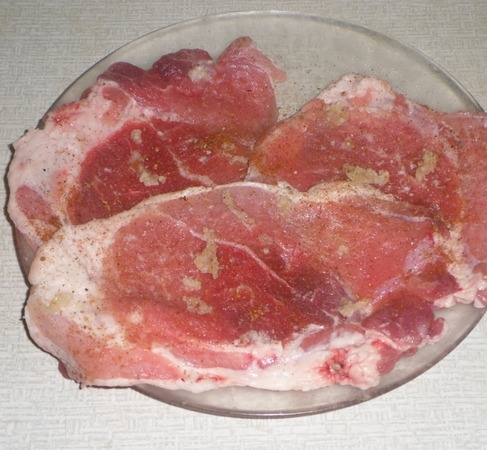 відбиваємо і заправляємо приправами м'ясо