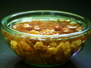 Замочуємо родзинки