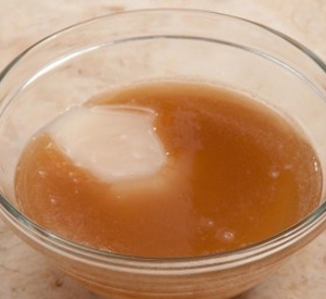 розігріваємо желатин і після - додаємо в нього кокосові компоненти