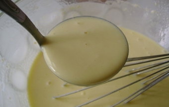 виливаємо тісто в сковороду з допомогою черпака