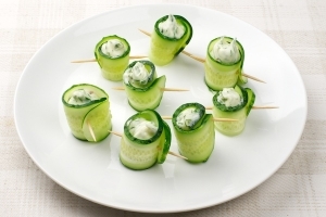 начиняємо рулетики сирною начинкою