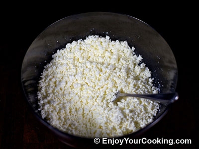 викладаємо сир в миску