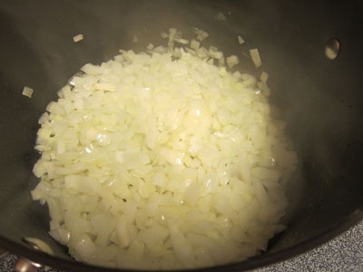 лук в каструлі