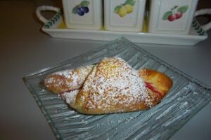 Повітряні рогалики з вишнею