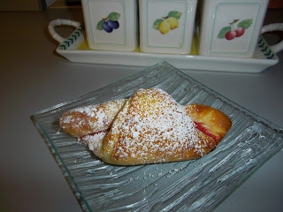 повітряні рогалики з вишнею