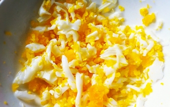 натираємо яйце на тертку