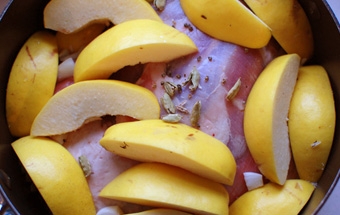 викладаємо поверх баранини айву