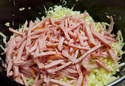 капуста з ововщами в каструлі