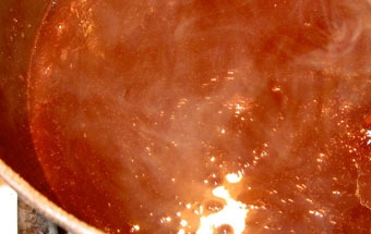 висипаємо в цукровий сироп какао-порошок