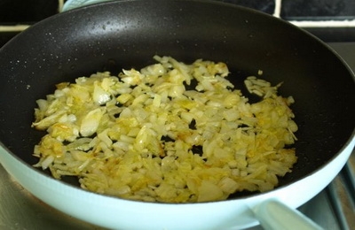 пасеруємо цибулю