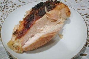 Курка запечена на пляшці