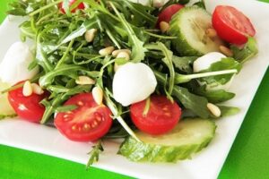 Салат з руколою і моцарелою