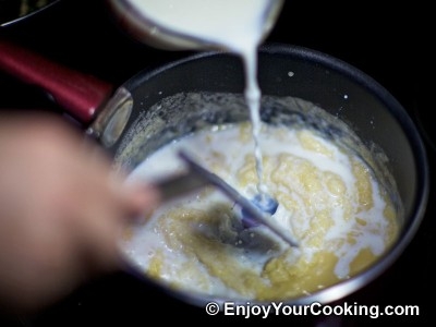 додаємо в масу молоко