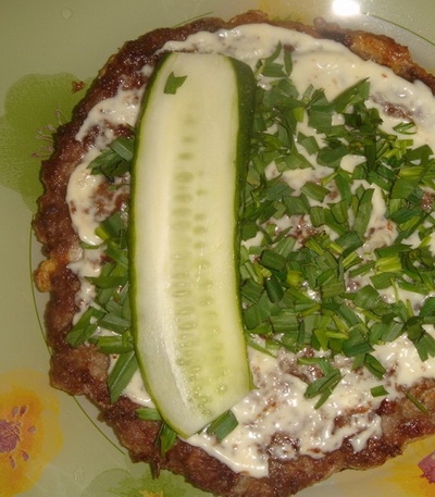 Обмазуємо корж соусом