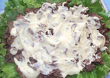 перший шар - яловича печінку з соусом