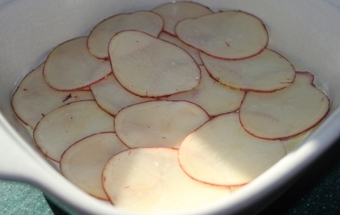 викладаємо по черзі шарами інгредієнти страви