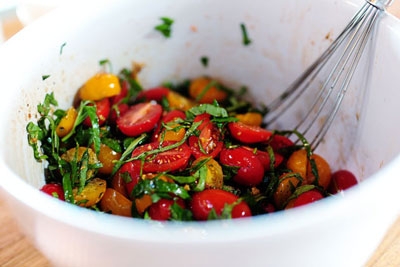 салат з помідорів і базиліка